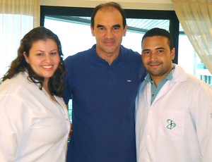 Ricardo Gomes com a equipe de fisioterapeutas (Foto: Divulgação)