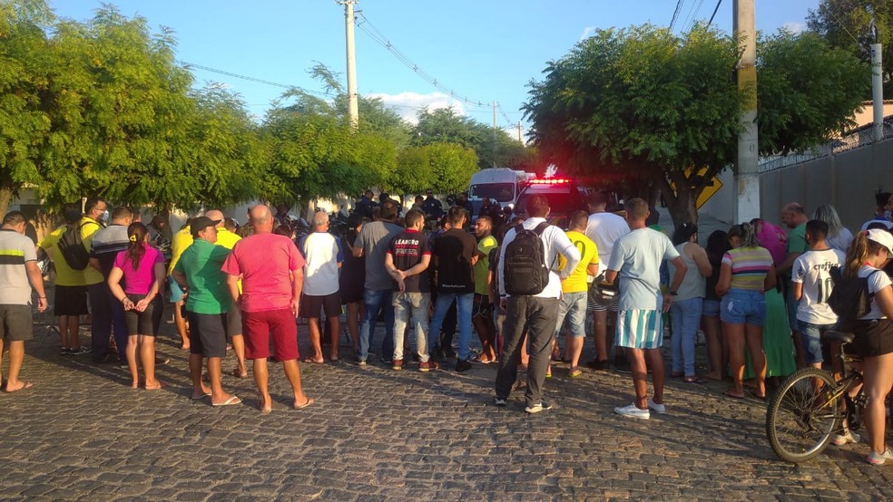 Público foi à rua da Casa dos Oficiais do Exército para acompanhar chegada de Bolsonaro em Caicó — Foto: Hugo Andrade/Inter TV Costa Branca