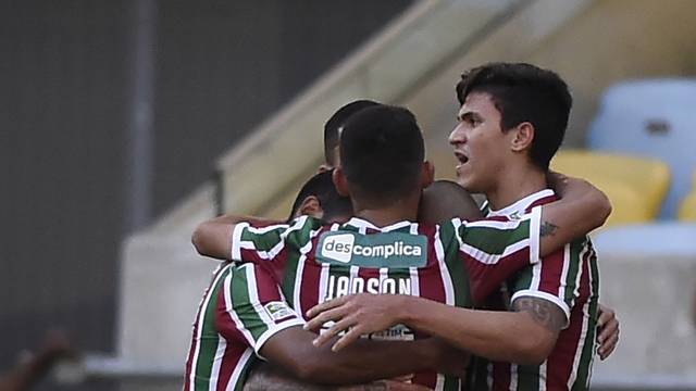 Jogadores do Fluminense comemoram gol sobre Chapecoense no Maracanã