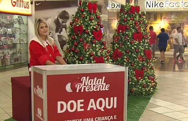 Para cada brinquedo doado uma bolo vermelha da árvore será substituída por uma branca Goiânia Goiás (Foto: Reprodução/TV Anhanguera)