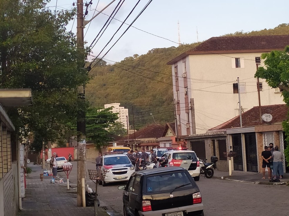 Pol&iacute;cia Militar foi acionada e tr&ecirc;s suspeitos foram presos em S&atilde;o Vicente &mdash; Foto: Arquivo pessoal