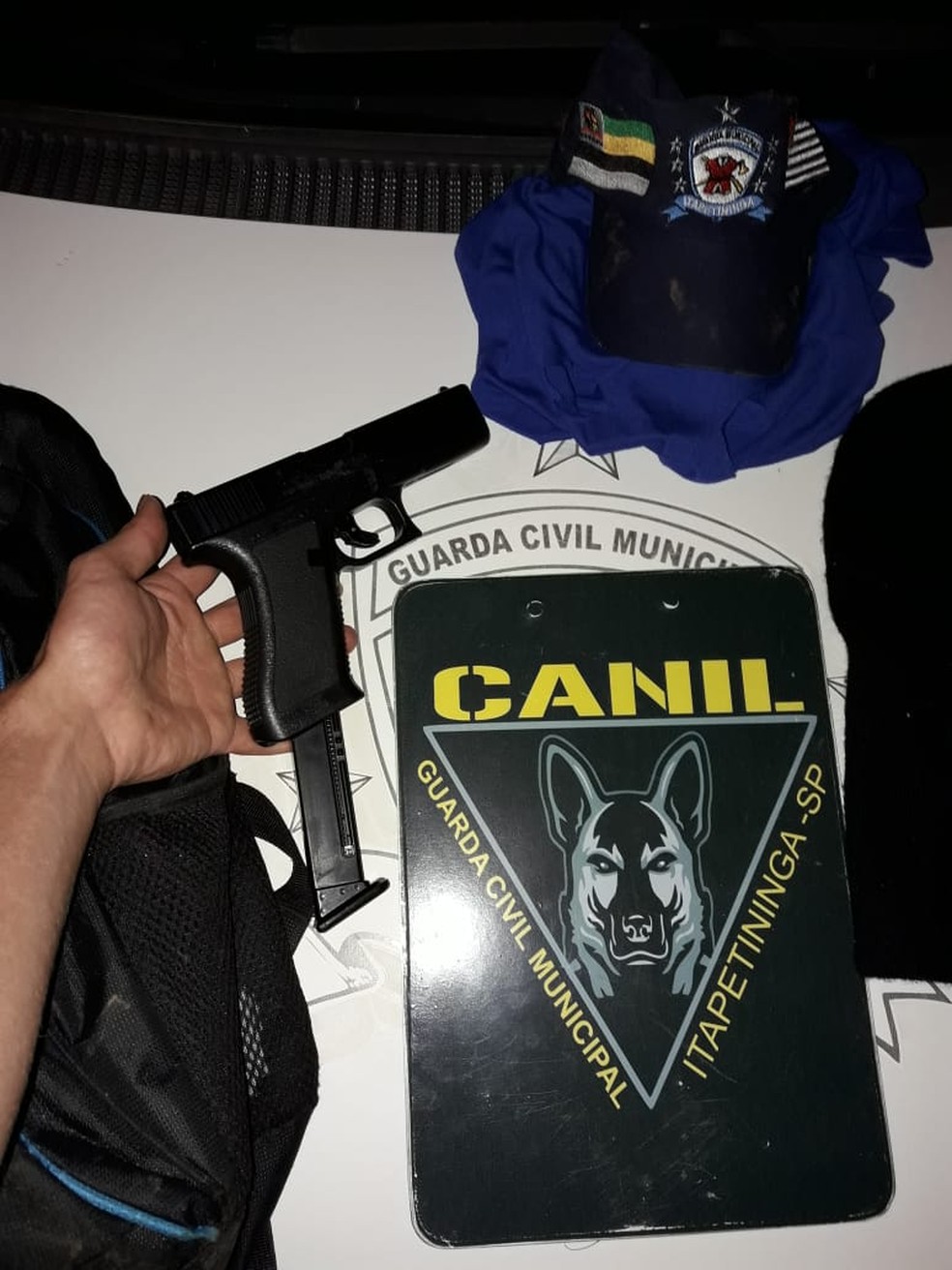 Arma falsa usada pelo adolescente foi apreendida pela Guarda Civil Municipal â€” Foto: DivulgaÃ§Ã£o/GCM