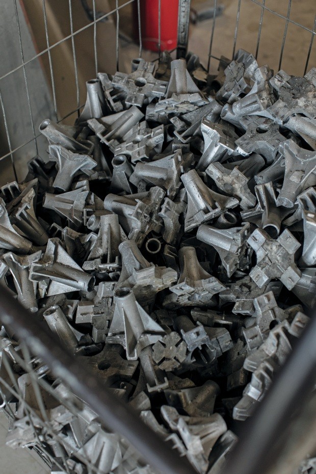 Marcelo Stefanovicz criou uma coleção de móveis com escombros do Centro Cultural de São Paulo (Foto: Deco Cury)