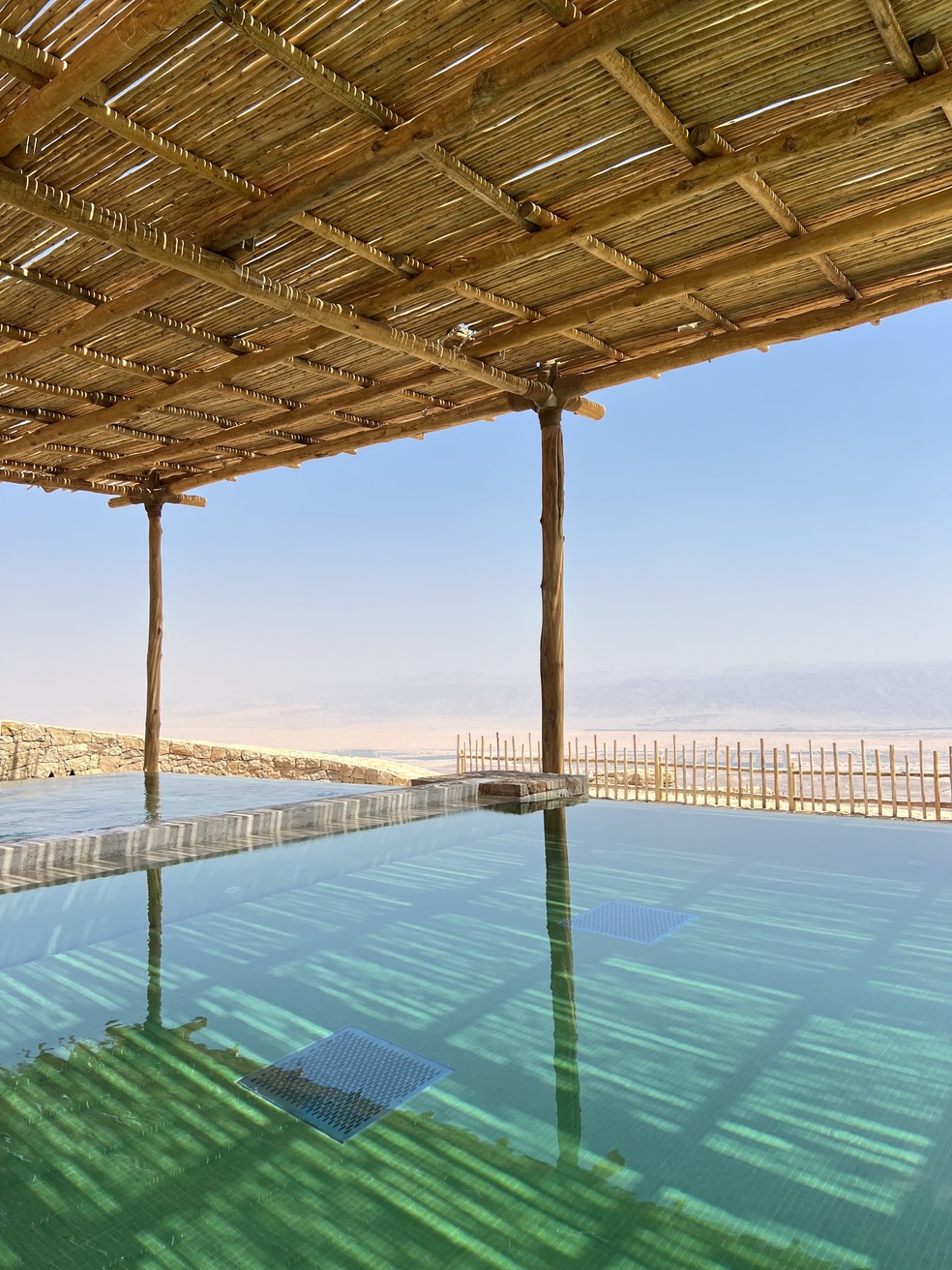 Sensação: a piscina aberta do Six Senses Shaharut é o lugar ideal e mais surreal para tomar um drink refrescante em pleno deserto — Foto: Divulgação