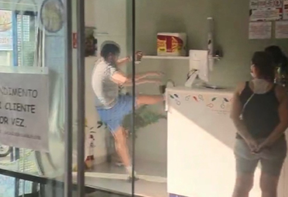 Homem se descontrolou após comerciante pedir para ele usar máscara corretamente em sorveteria de Campinas — Foto: Reprodução/EPTV