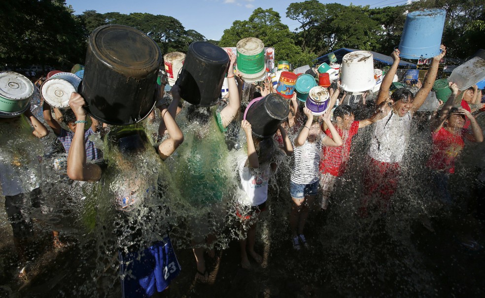 Cerca de 200 filipinos participam de desafio do balde de gelo em 2014 (Foto: Erik De Castro/Reuters)