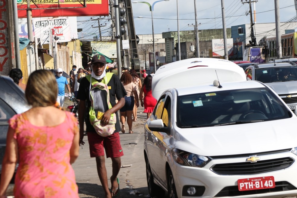 SÃO LUÍS (MA) -  Pessoas fazendo o uso incorreto da máscara na feira do João Paulo. — Foto: Adriano Soares/Grupo Mirante.