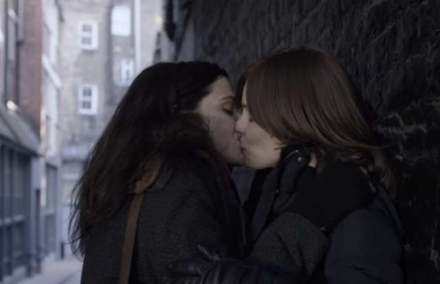 Rachel Weizs e Rachel McAdams vivem um tórrido romance no filme Desobediência (Foto: Reprodução)