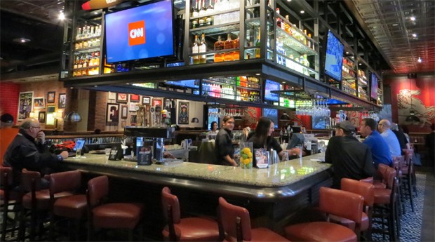 Interior do restaurante TGI Fridays em Dallas, nos Estados Unidos (Foto: Mariana Iwakura)