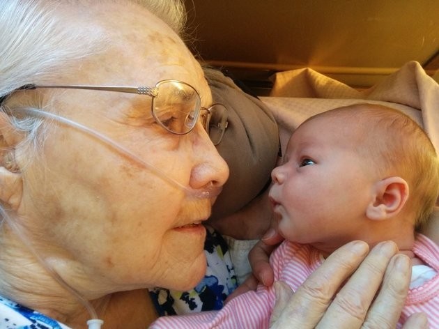 Millie Martin conhece a bisnetinha Penelope, nascida um mês após a morte do marido (Foto: Reprodução / Reddit)