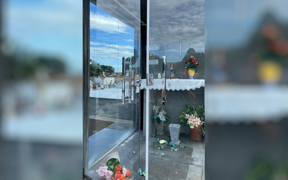 Jazigo arrombado em cemitério de Uruaçu; homem foi preso suspeito de furtar local — Foto: Divulgação/Polícia Civil