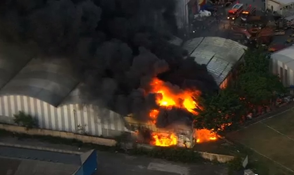 Bombeiros registram incêndio em galpão de escola de samba em São Paulo — Foto: Reprodução/TV Globo