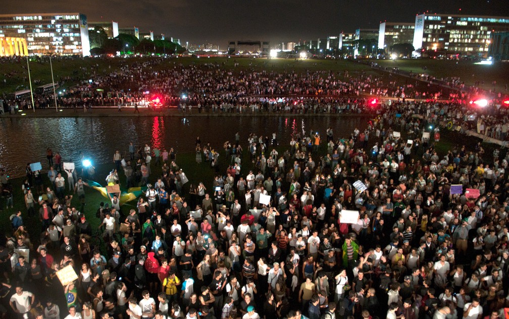 Em meio à onda de protestos de junho de 2013, milhares de manifestantes – entre os quais muitos jovens – ocuparam o gramado em frente ao Congresso Nacional, em Brasília (Foto: Arthur Monteiro, Agência Senado)