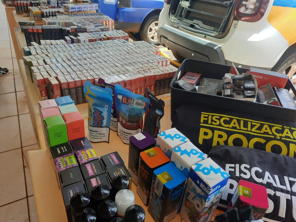 Cerca de R$ 10 mil em cigarros eletrônicos e maços vencidos são apreendidos em tabacaria em Uberlândia; dono é preso