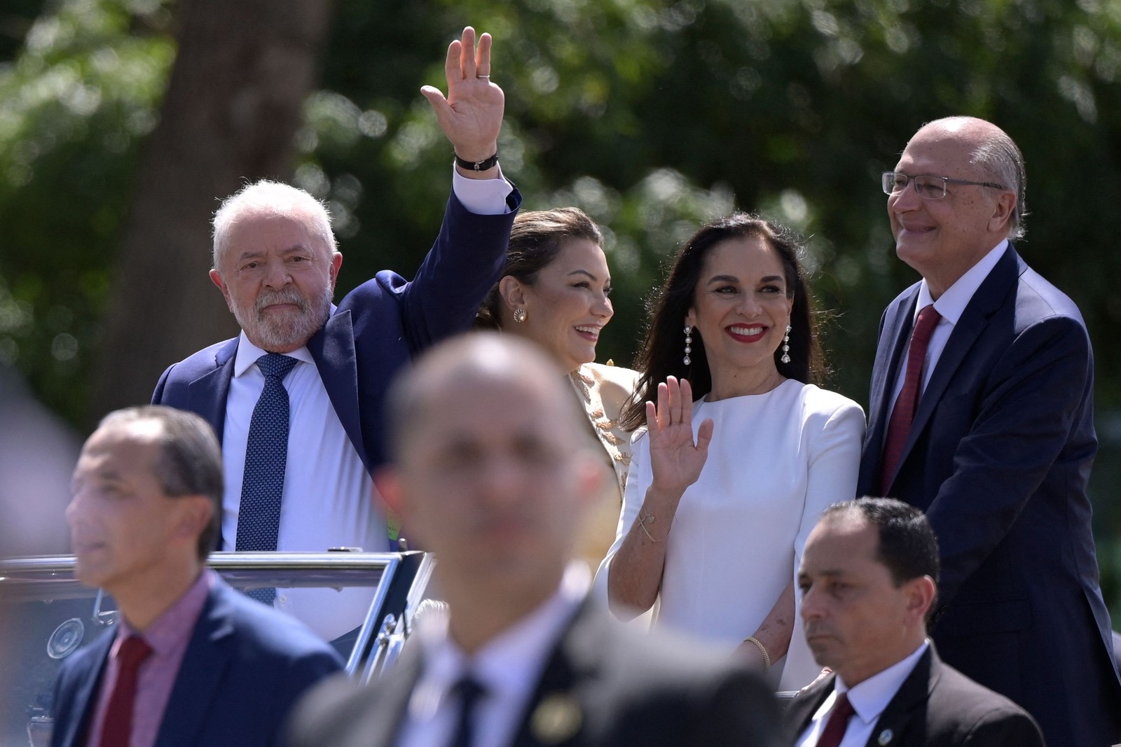 Lula desfila no Rolls-Royce presidencial acompanhado da primeira dama e do vice Geraldo Alckmin e a segunda-dama Lu — Foto: DOUGLAS MAGNO/AFP
