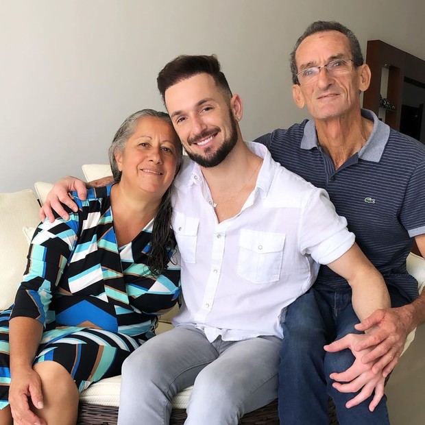 Diego Hypolito posa com a família (Foto: Reprodução/Instagram)