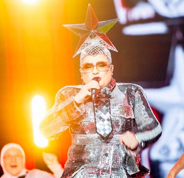 O cantor ucraniano Verka Serduchka em show do Eurovision (Foto: Instagram)