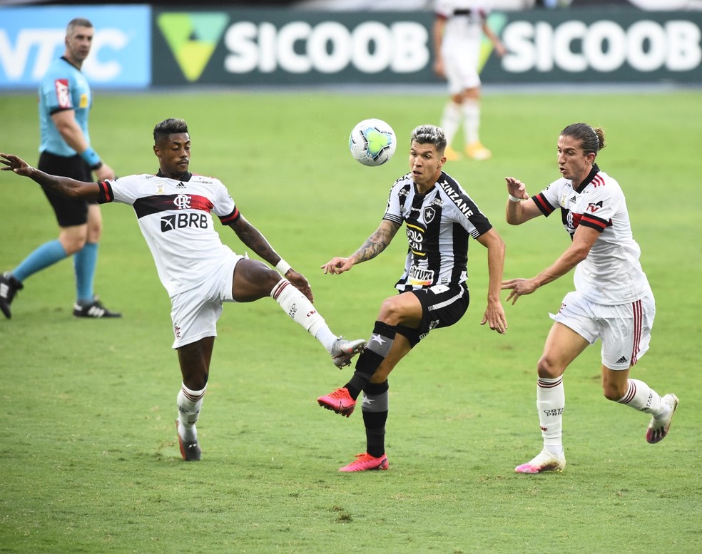 Bruno Henrique e Filipe Luis disputam a bola com Bruno Nazário no clássico contra o Botafogo — Foto: André Durão