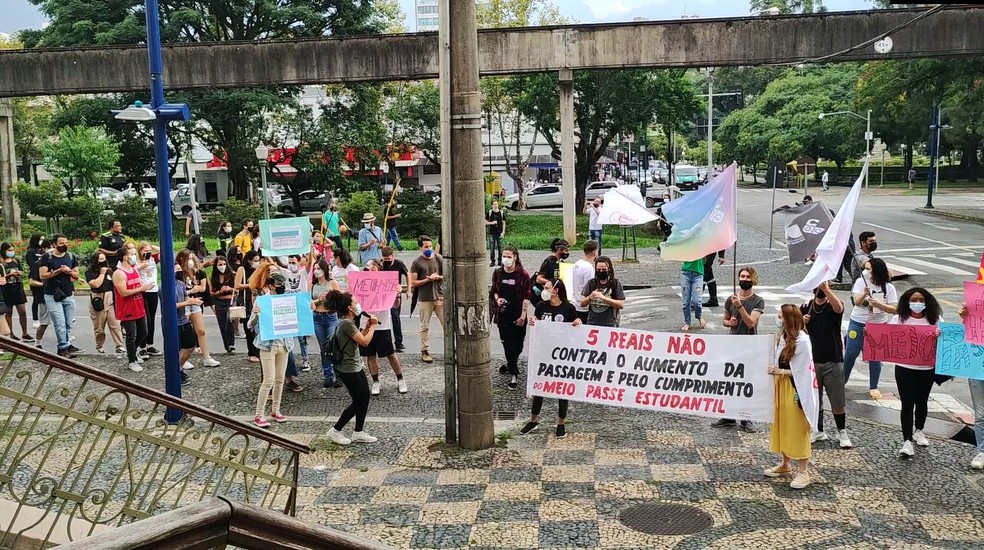 Manifestantes pedem redução da tarifa do transporte público em Poços de Caldas, MG — Foto: Marcos Corrêa