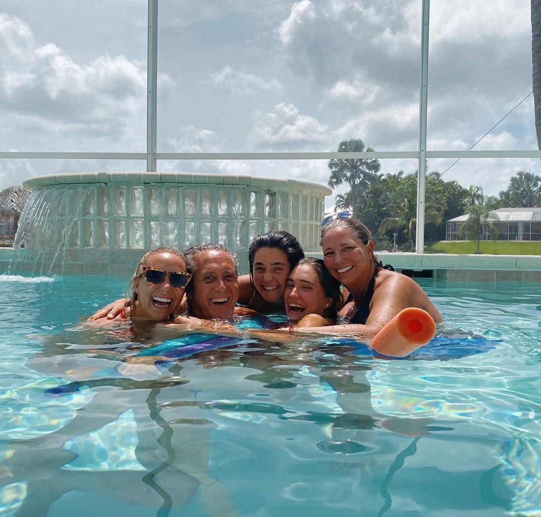 Gaby Rivero com o marido, Kiko Ricote, e as filhas Maya, Gala e Lara (Foto: Reprodução/Instagram)