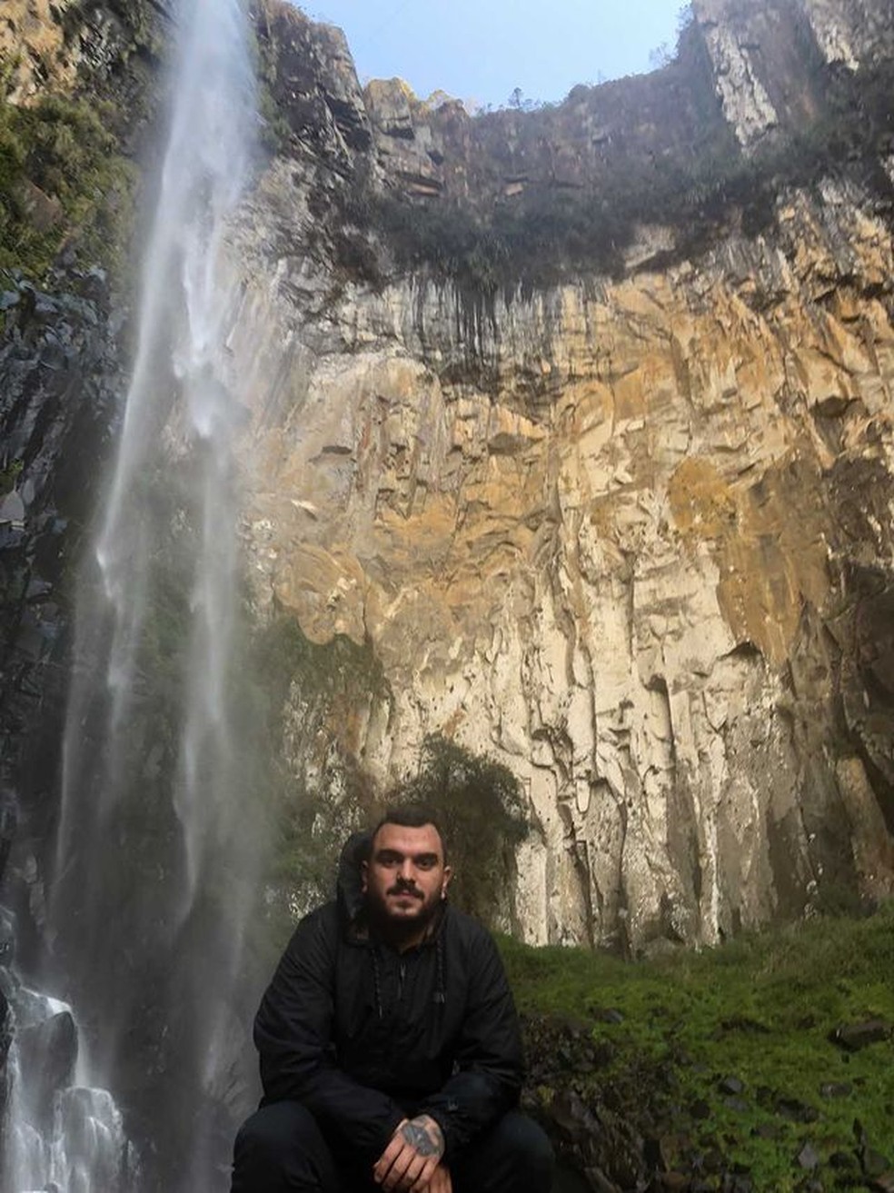 Turista Saullo Diniz em cachoeira em Urubici — Foto: Saullo Diniz/Arquivo pessoal