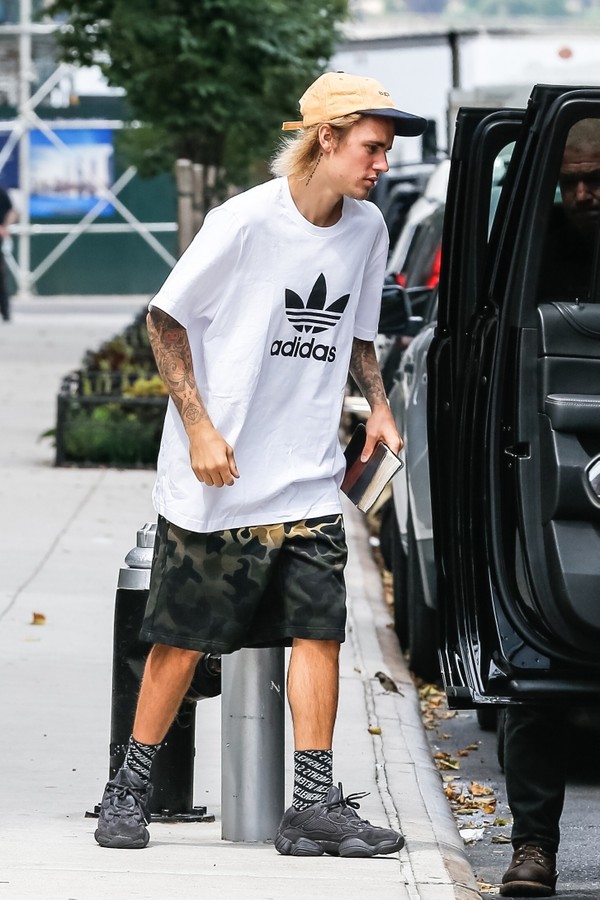 New York, NY  - Happy couple Justin Bieber and Hailey Baldwin are still going strong, spotted here strolling around NYC, Justin was carrying his bible while Hailey was all smiles holding his hand!Pictured: Justin BieberBACKGRID USA 27 JULY 2018  (Foto: BACKGRID)