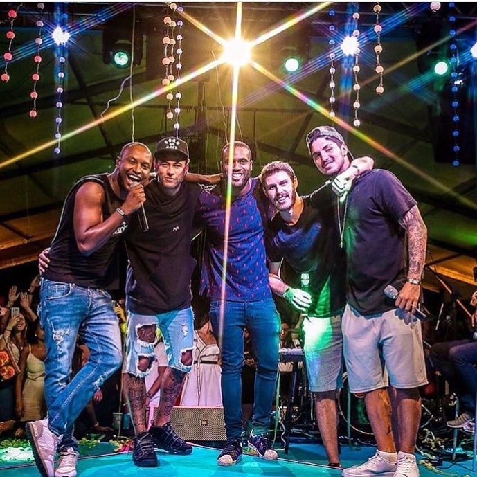 Thiaguinho recebe seus amigos Neymar, Gabriel Medina, Zulu e Bruninho (do vôlei) (Foto: Reprodução/ Instagram)
