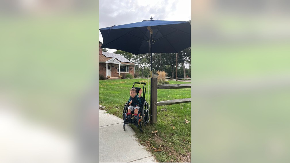 Ryder precisava esperar o ônibus escolar debaixo de um guarda-sol improvisado na calçada. — Foto: Arquivo pessoal / Tim Killam