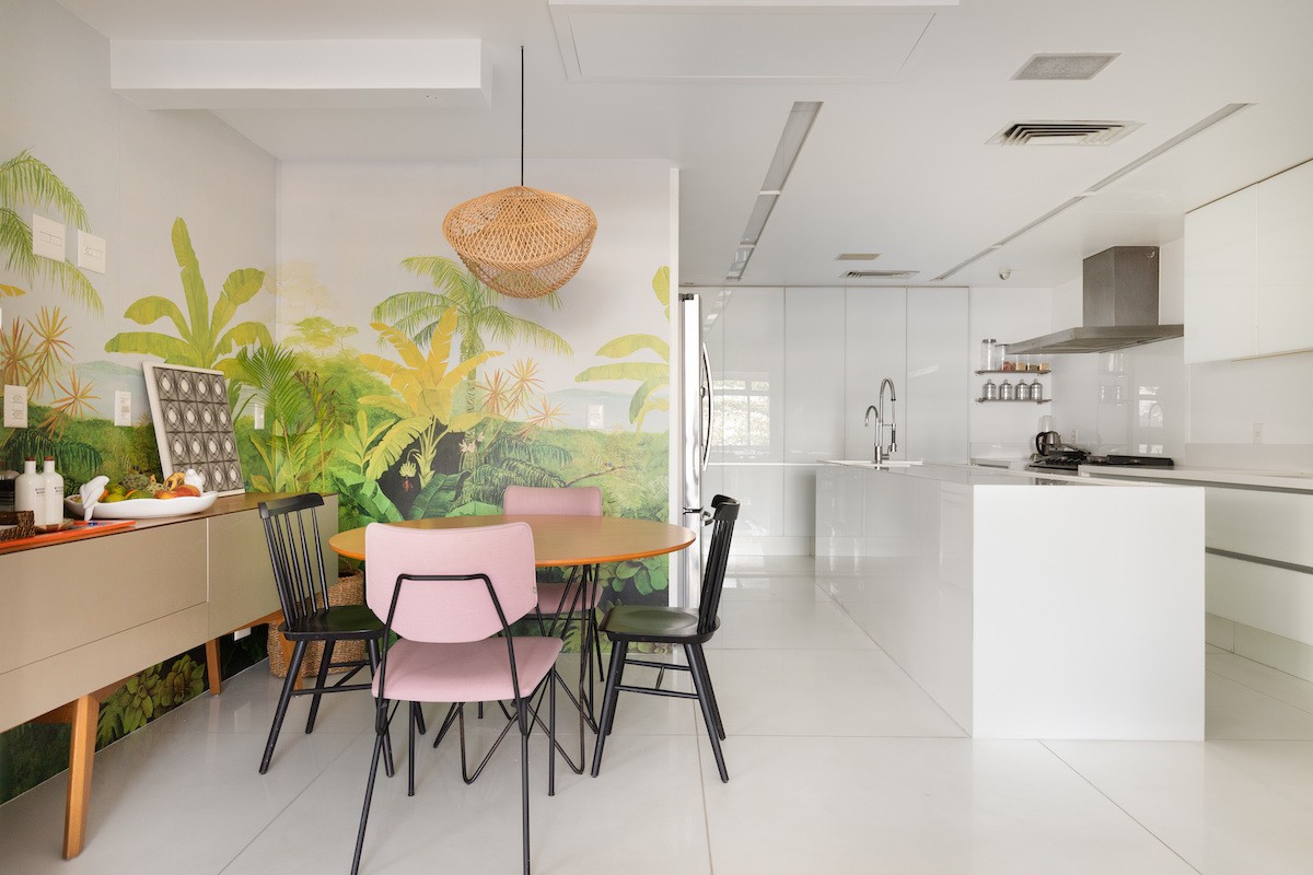 COZINHA | Na cozinha, duplas diferentes de cadeiras compõem o ambiente para deixá-lo mais colorido. A cozinha em si é feita de forma mais 