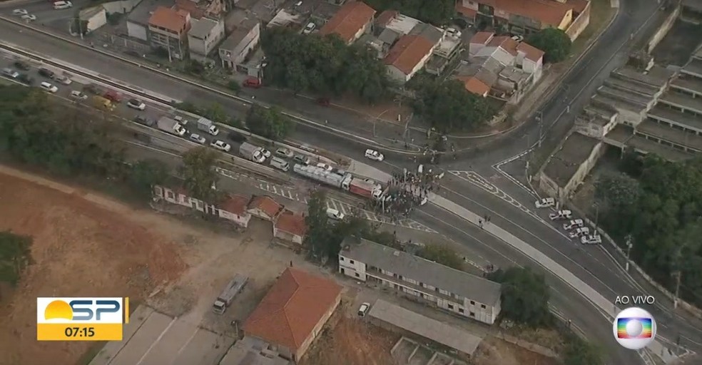 Protesto da Ponte Vila dos Remédios interdita via da Zona Oeste de SP — Foto: Reprodução TV Globo