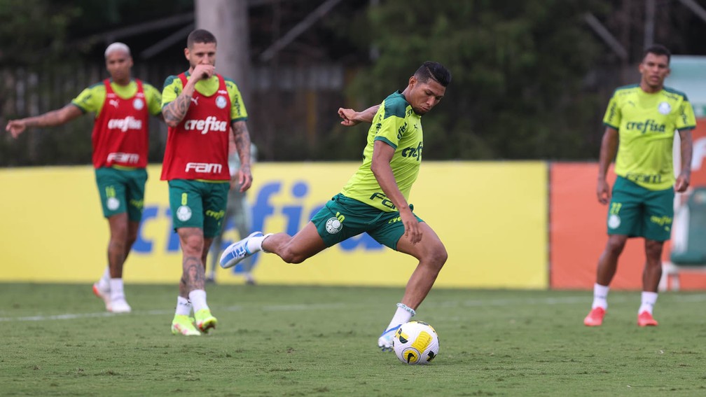 Rony em ação no treino desta sexta no Palmeiras — Foto: Cesar Greco\Palmeiras