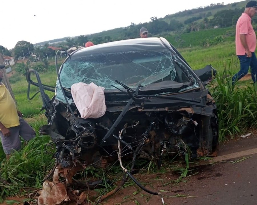 Carro ficou destruído após a colisão frontal na vicinal que liga Bastos a Iacri  — Foto: Divulga Tupã/ Divulgação 