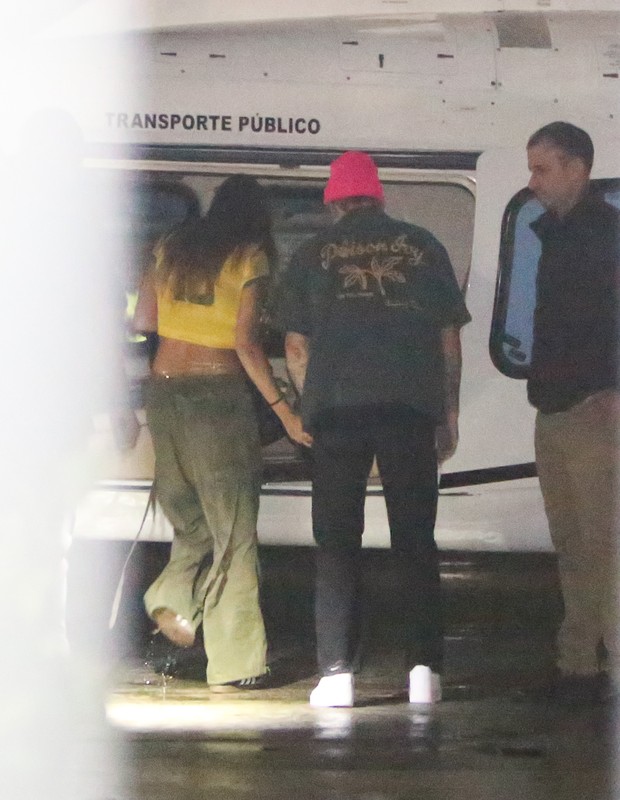 Hailey Bieber com camiseta do Brasil (Foto: Delson Silva e Rodrigo Adão/AgNews)