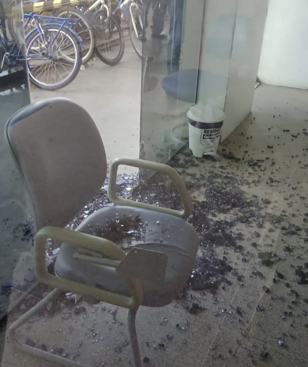 Vidro da secretaria foi atingido com o impacto da explosão — Foto: Arquivo pessoal