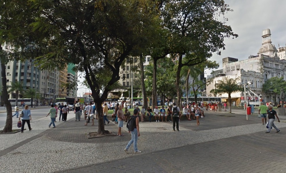 Homem foi esfaqueado na PraÃ§a da IndependÃªncia, em Santo AntÃ´nio, no Centro do Recife (Foto: ReproduÃ§Ã£o/Google Street View)