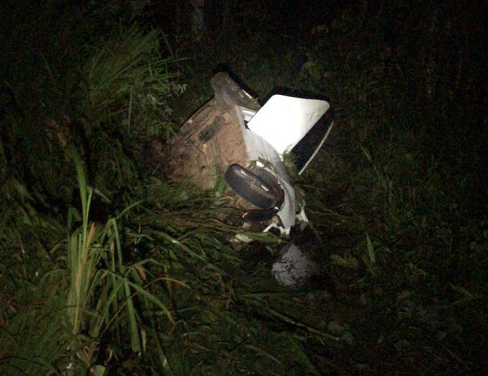 Carro caiu em um barranco Ã s margens da rodovia â€” Foto: PRF-MT/ DivulgaÃ§Ã£o