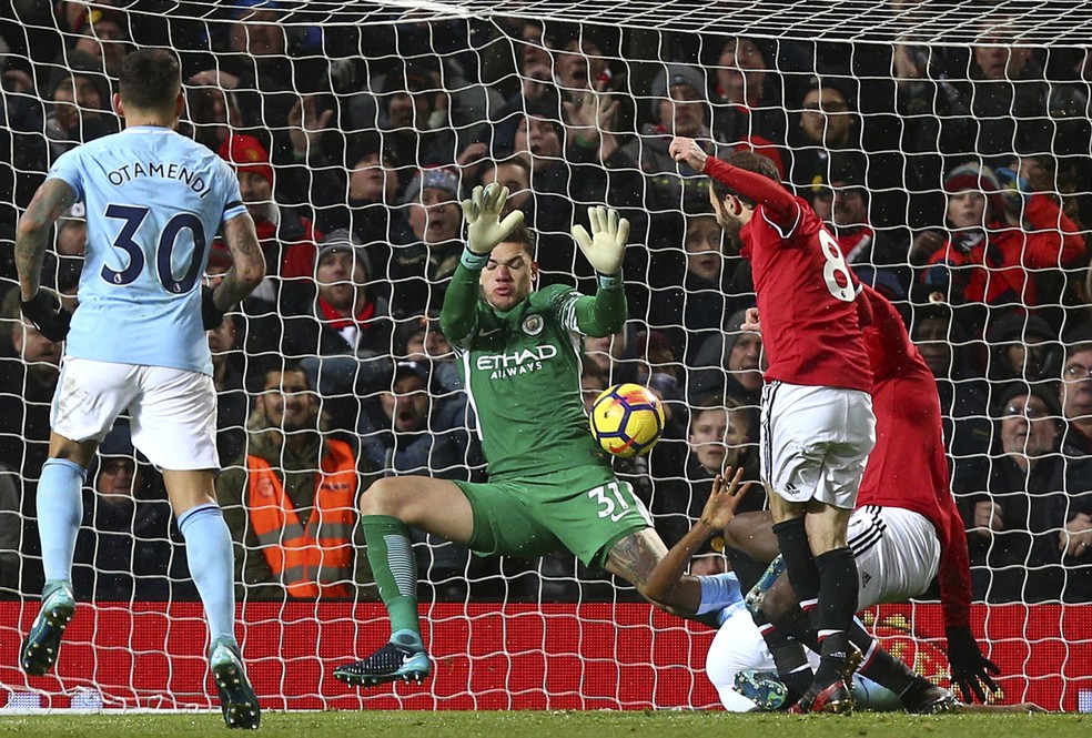 Ederson impede gol do United em clássico com presença de Tite e Edu (Foto: AP )