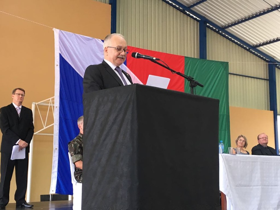 Ministro Edson Fachin discursa em solenidade na dia cidade natal, Rondinha, no RS (Foto: Francieli Alonso/RBS TV)