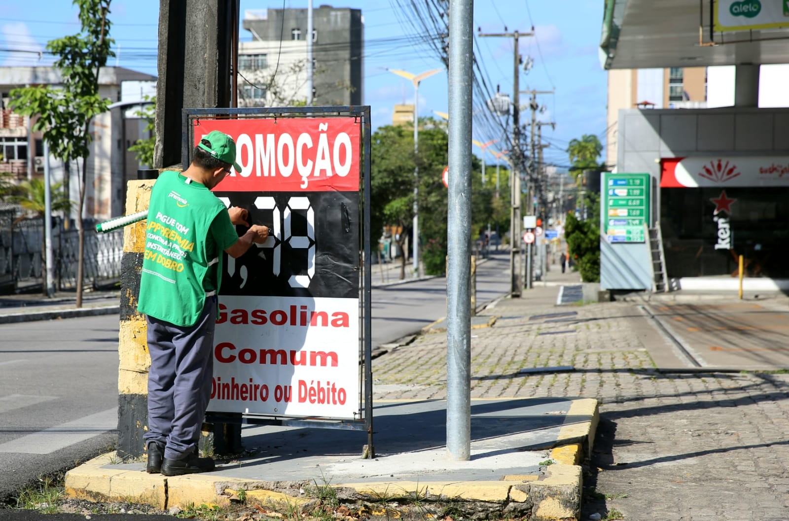 Preço da gasolina no Ceará deve cair até R$ 0,14, estima Sindipostos