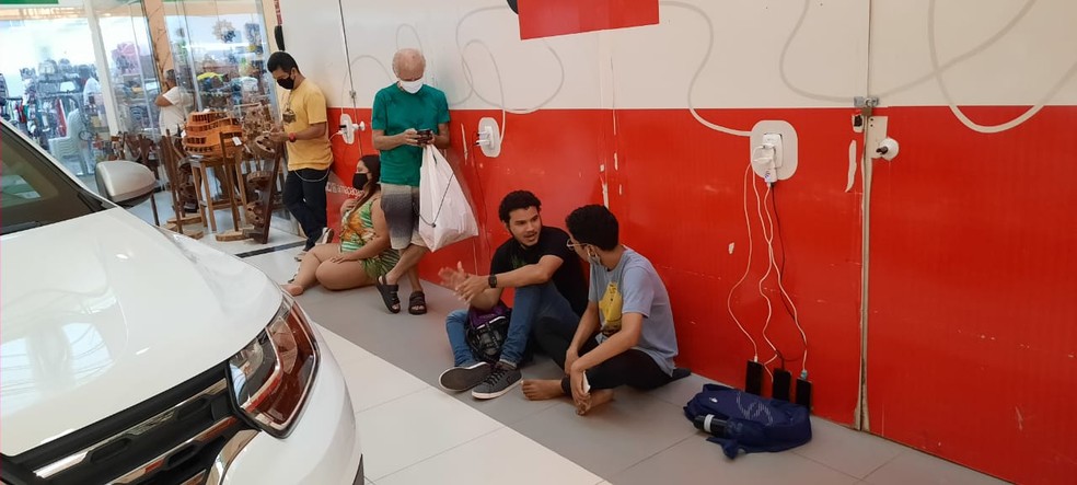 Pessoas ocupam shoppings e aeroporto em busca de energia em Macaá — Foto: Wedson Castro/Rede Amazônica