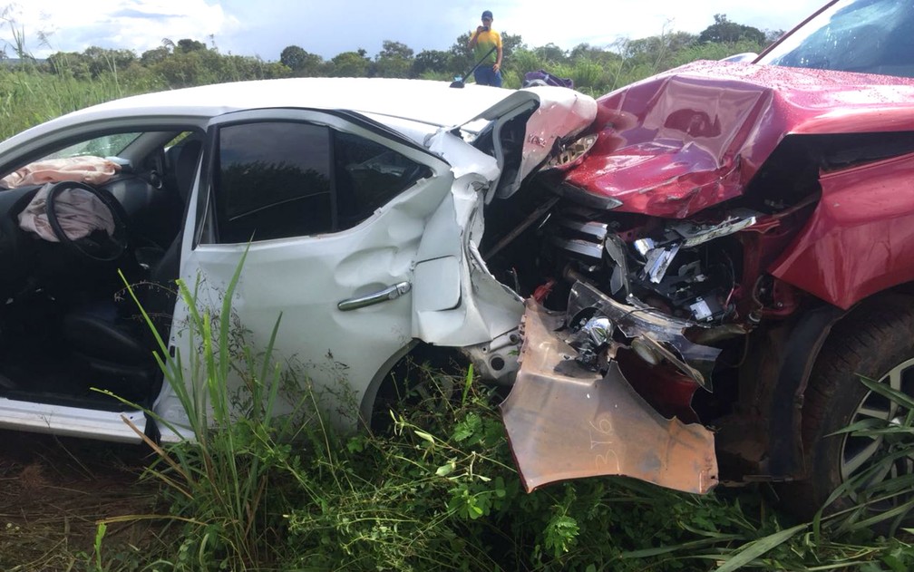 Veículo de passeio bateu em caminhão e foi atingido por caminhonete, na Bahia (Foto: Elvis Araújo/Blogbraga)