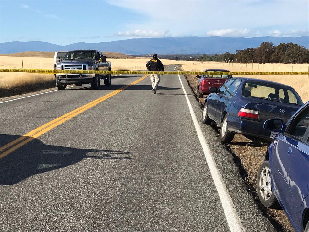 Estrada blqueada pela polícia dá acesso a Rancho Tehama, na Califórnia (Foto: Jim Schultz/The Record Searchlight via AP)