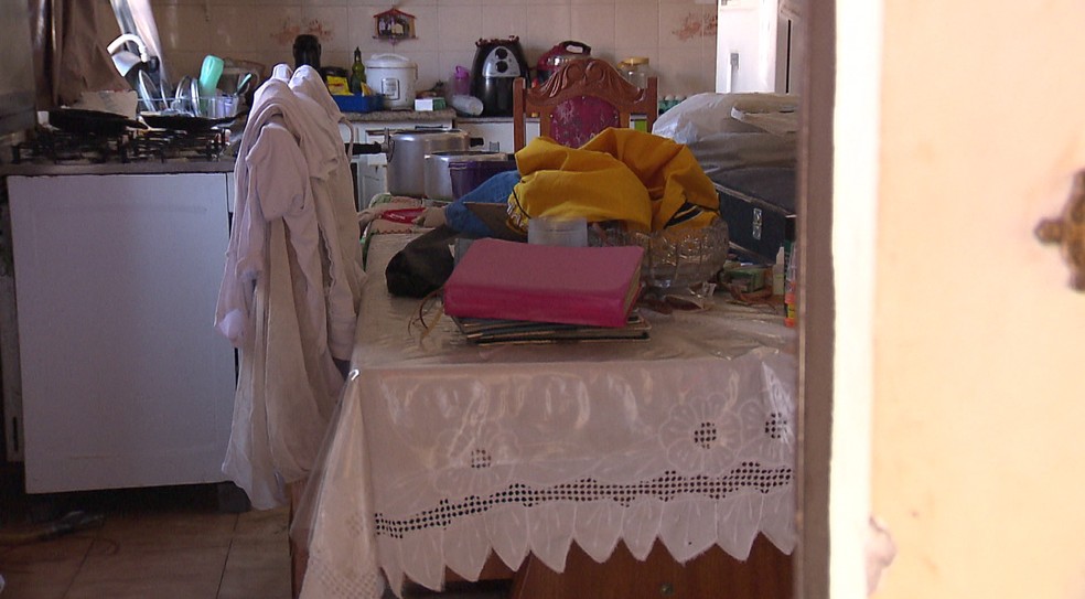 Casa foi revirada após ser invadida, segundo moradores — Foto: Reprodução/RPC Maringá