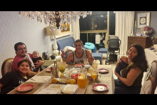 Zeca Pagodinho posa ao lado dos netos, Domenico, Miguel e Noah, e dos filhos, Eliza Piquet e Louiz Carlos (Foto: Reprodução/Instagram)