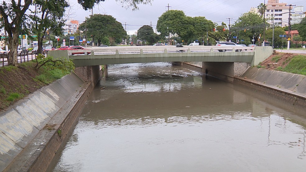 Arroio Dilúvio, em Porto Alegre. Local teve amostra com resultado positivo. — Foto: Reprodução/RBS TV