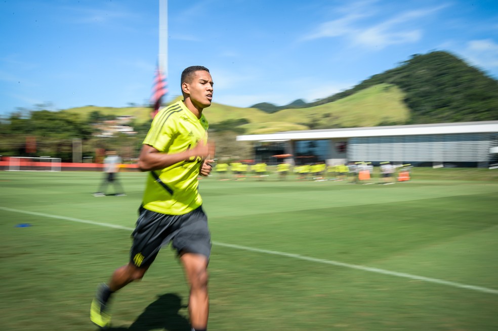 Jo�o Lucas correu em volta do campo 1 do Ninho � Foto: Alexandre Vidal / Flamengo