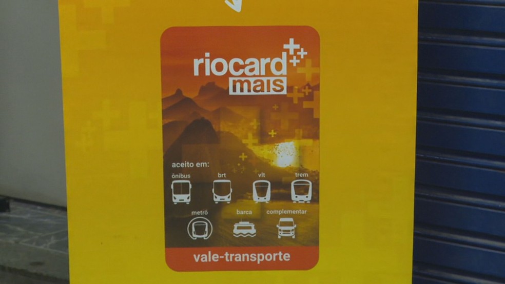Cartão antigo do Riocard só deve funcionar até sexta-feira (2) nos ônibus, BRT e vans. Novo modelo tem a cor laranja — Foto: Reprodução/ TV Globo