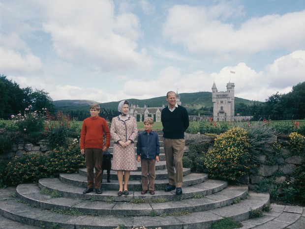 Queen Elizabeth II and Prince Philip, the Duke of Edinburgh (1921 - 2021) with their sons Prince Andrew (left) and Prince Edward at Balmoral Castle in Scotland, on their Silver Wedding anniversary year, September 1972.  (Photo by Fox Photos/Hulton Archive (Foto: Getty Images)