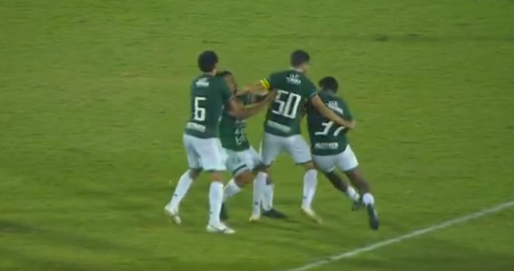 Bidu e Rodrigo Andrade brigam no gramado � Foto: Reprodu��o Premiere
