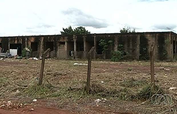 Obra de hospital está abandonada há quase 8 anos em Novo Gama, Goiás (Foto: Reprodução/TV Anhanguera)